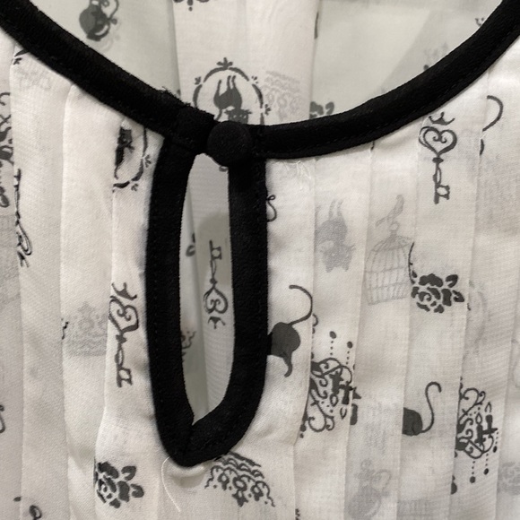 Sheer Keyhole Whimsical Top - Picture 3 of 5